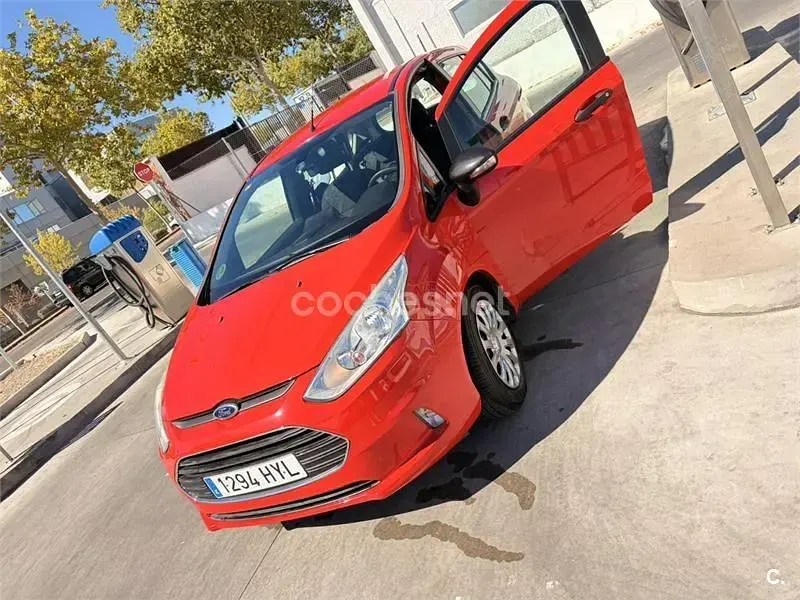 Usado Ford B-MAX Ambiente 90 CV (66 kW) 2014 Rojo Monovolumen