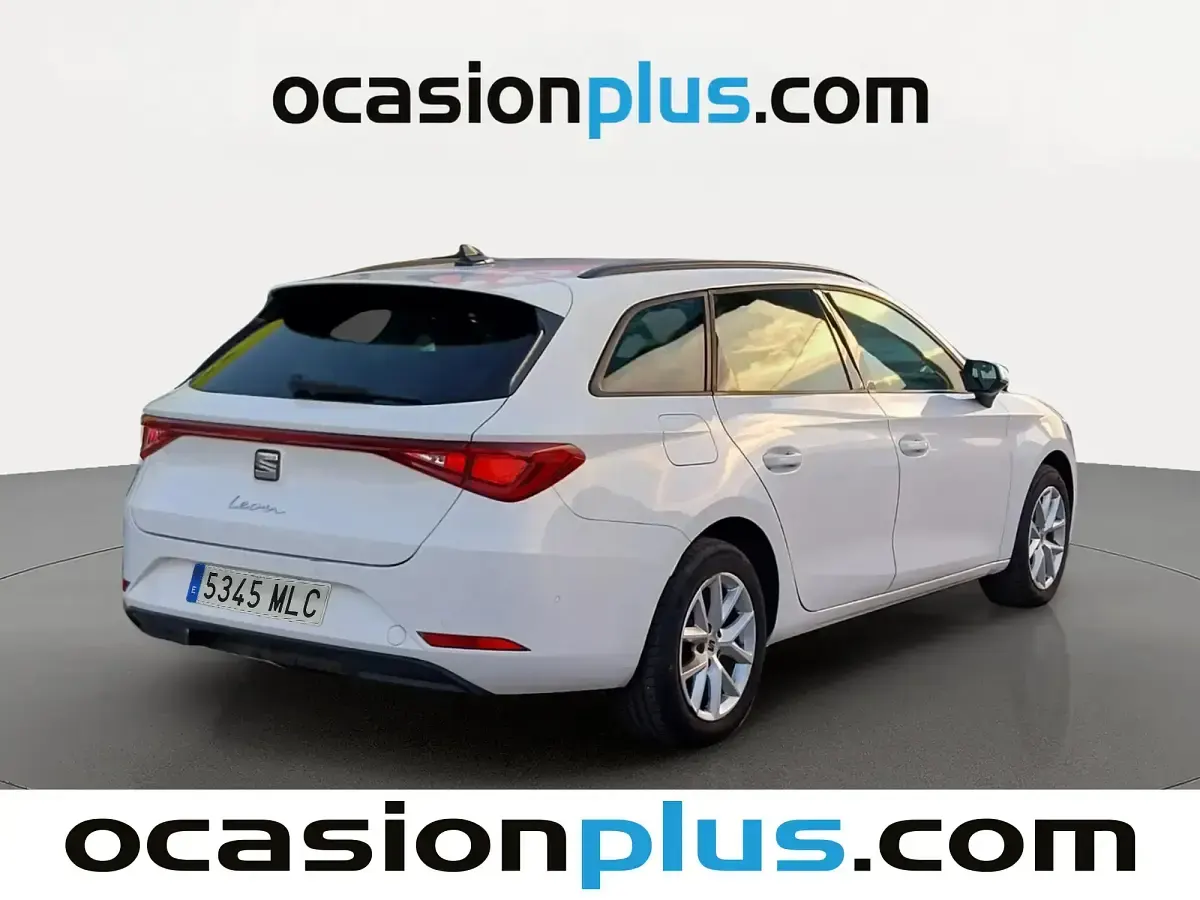 Usado Seat Leon Style 130 CV (95 kW) 2023 Blanco Familiar