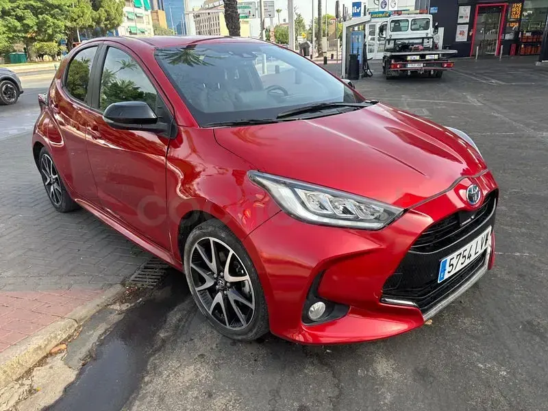 Usado Toyota Yaris Hybrid Business Edition 116 CV (85 kW) 2022 Granate Berlina