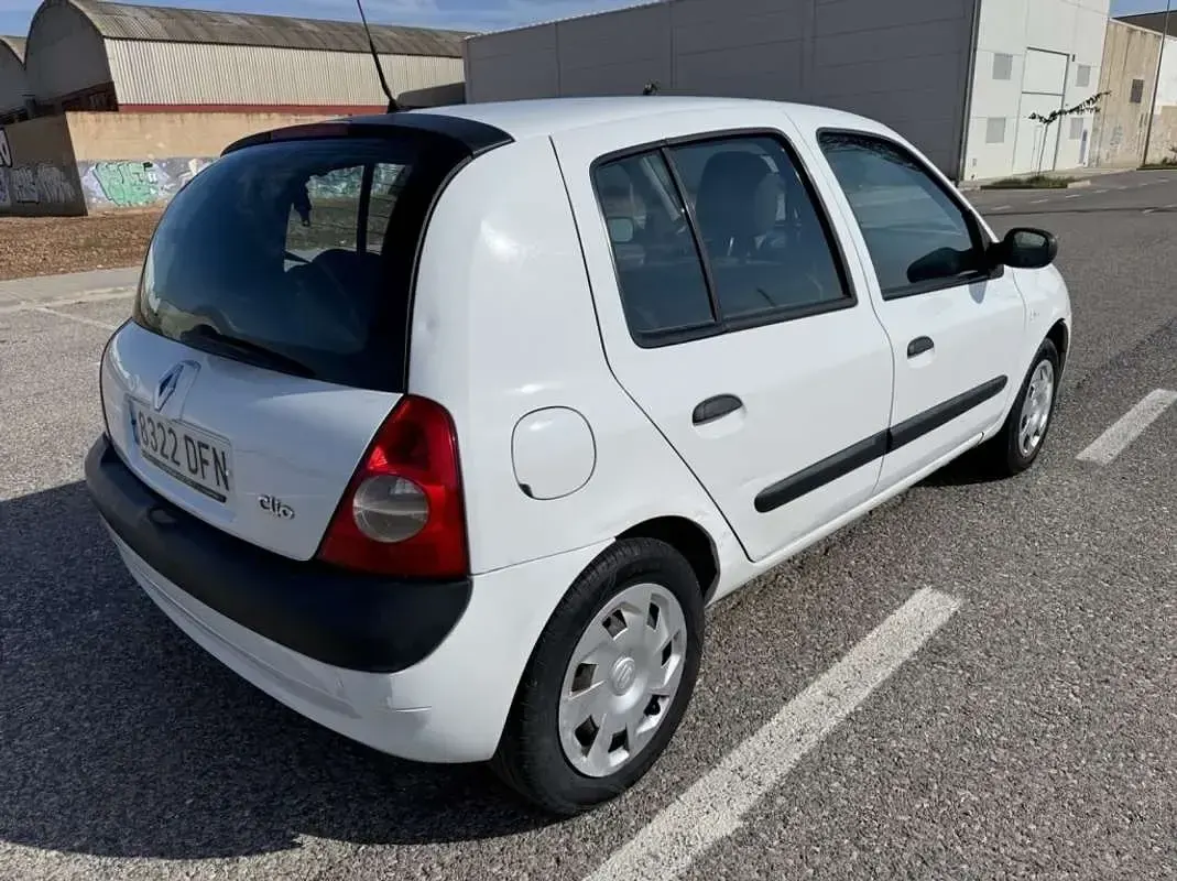 Usado Renault Clio Authentique 60 CV (44 kW) 2005 Blanco Utilitario