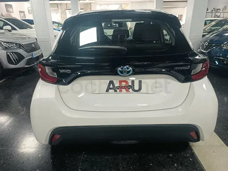 Usado Toyota Yaris Hybrid Style 116 CV (85 kW) 2021 Blanco Berlina