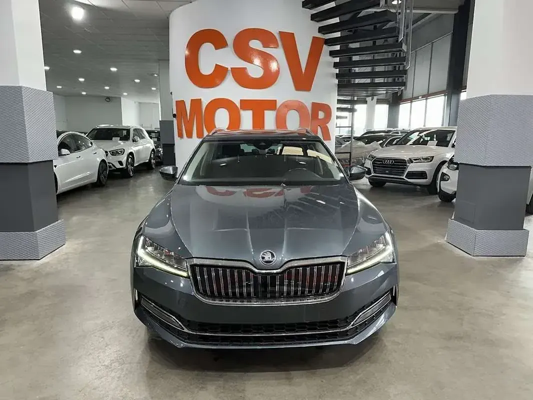 Usado Skoda Superb Ambition 218 CV (160 kW) 2020 Gris Utilitario