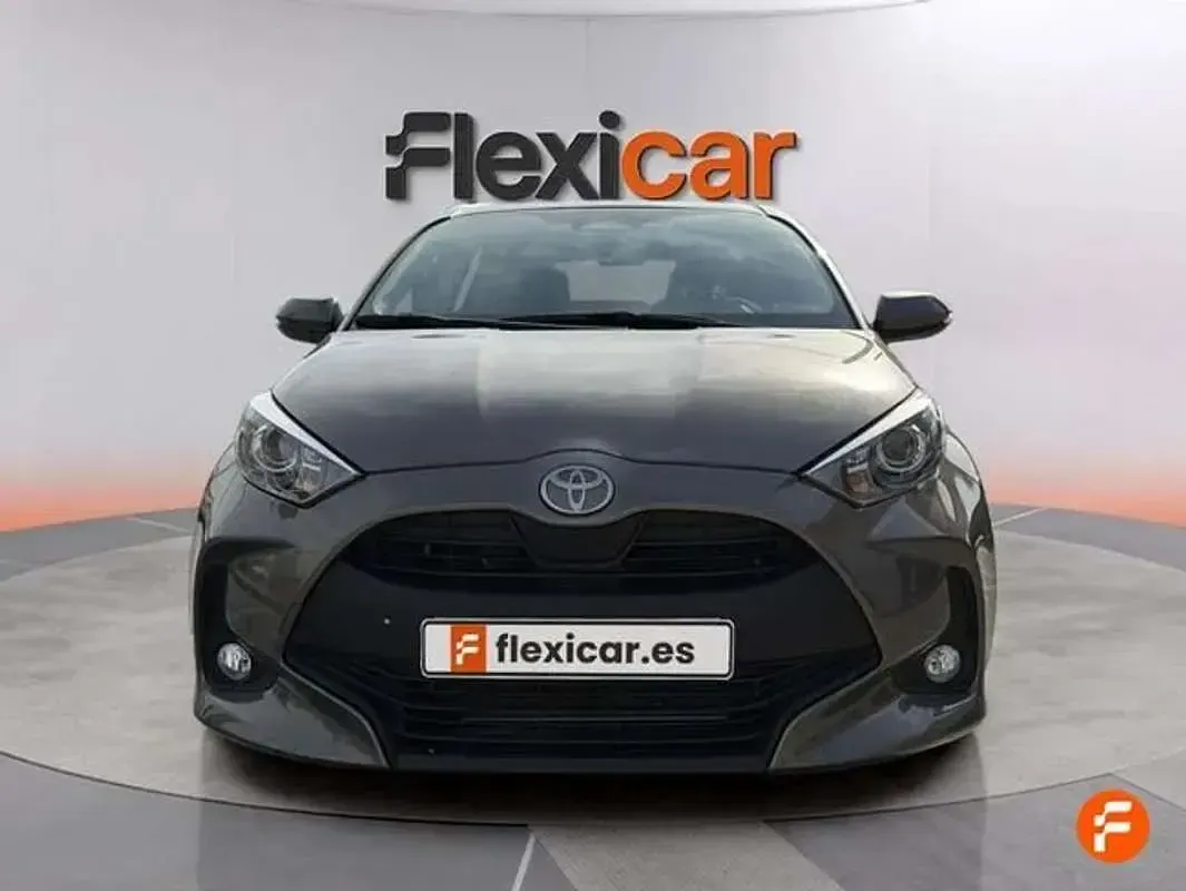 Usado Toyota Yaris Active 116 CV (85 kW) 2025 Marrón Utilitario