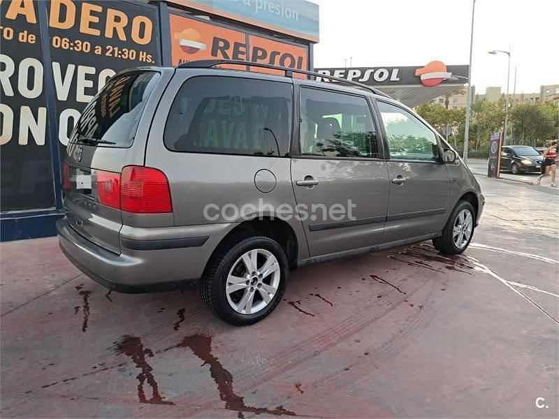 Usado Seat Alhambra Style 140 CV (102 kW) 2010 Marrón Monovolumen