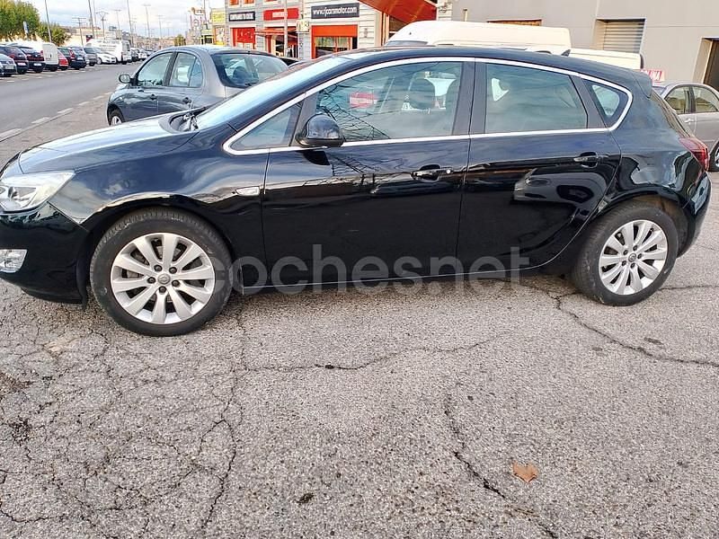 Negro Usado 2011 Opel Astra Cosmo Berlina | 8999 € (Precio justo) - Imagen 1/4