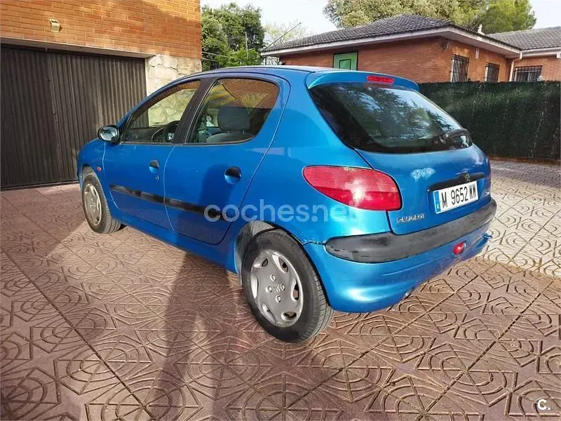 Usado Peugeot 206 70 CV (51 kW) 1999 Azul Utilitario