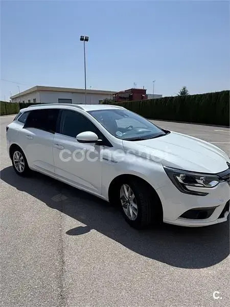 Usado Renault Mégane GrandTour Zen 130 CV (95 kW) 2017 Blanco Familiar