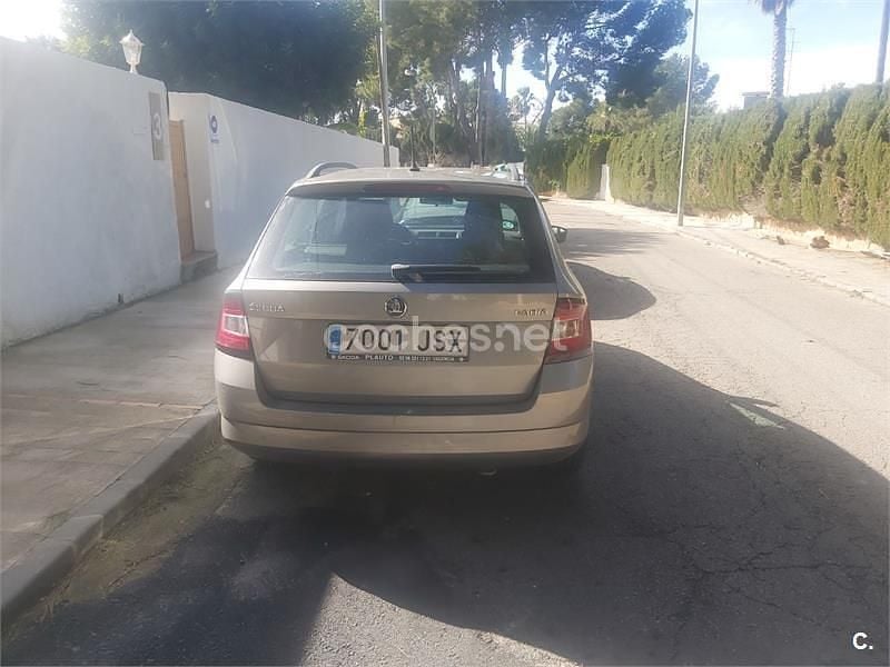 Usado Skoda Fabia Ambition 75 CV (55 kW) 2016 Amarillo Familiar