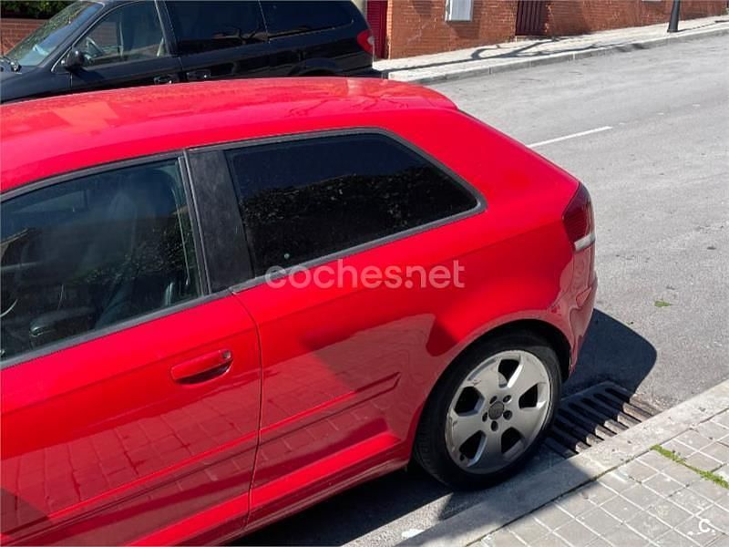 Usado Audi A3 Ambition 105 CV (77 kW) 2005 Rojo Utilitario