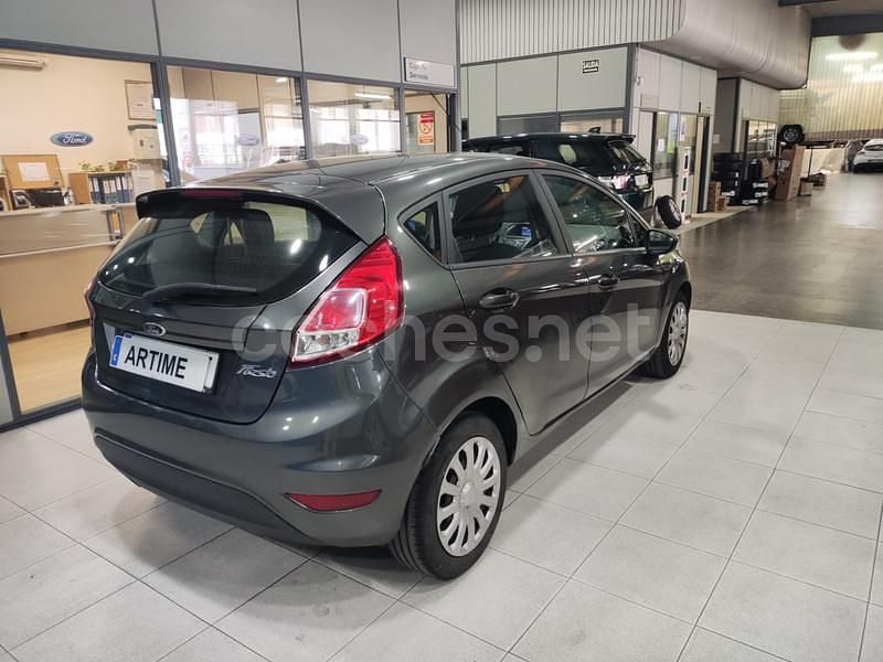 Usado Ford Fiesta Trend 82 CV (60 kW) 2016 Gris / plata Utilitario