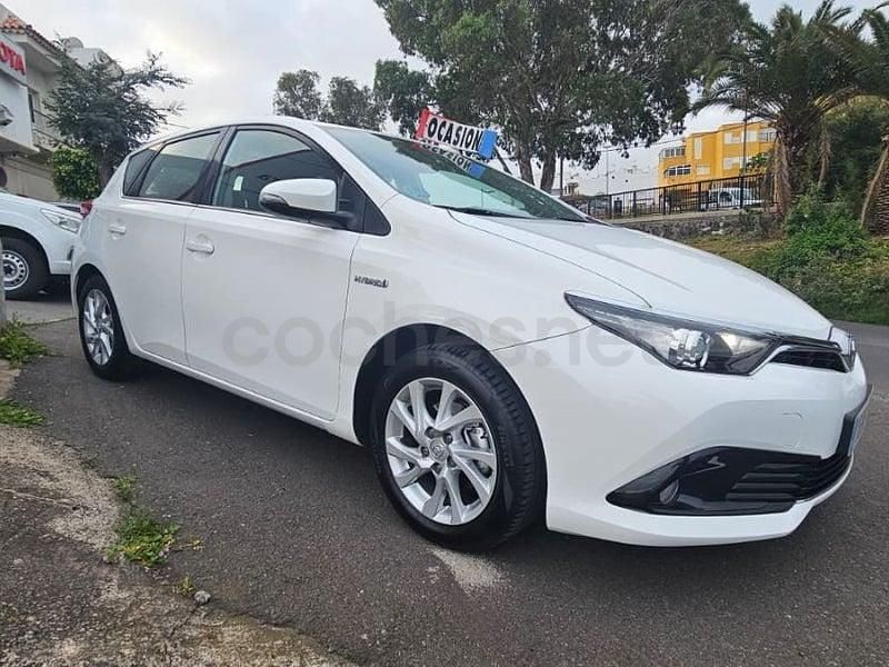 Usado Toyota Auris Hybrid Business Edition 136 CV (100 kW) 2018 Blanco Berlina
