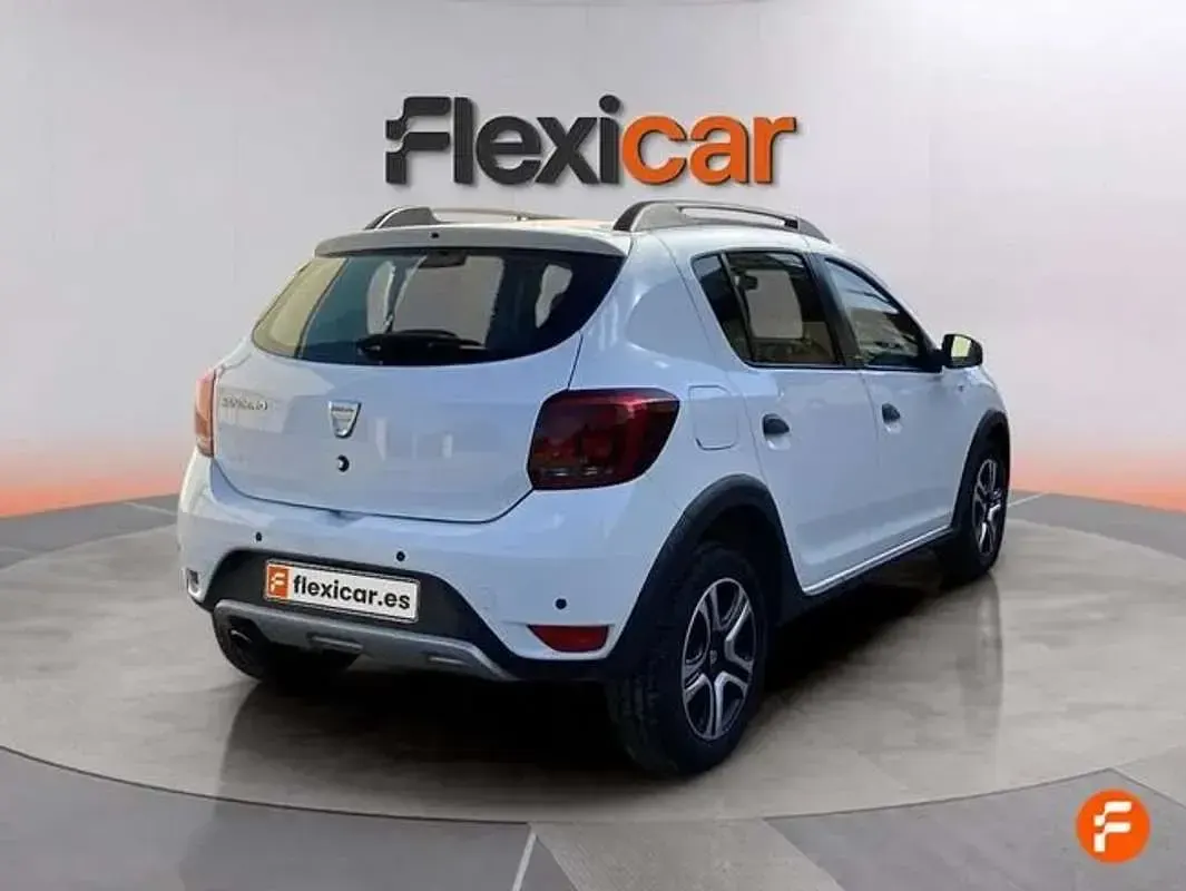 Usado Dacia Sandero Comfort 91 CV (66 kW) 2018 Blanco Utilitario