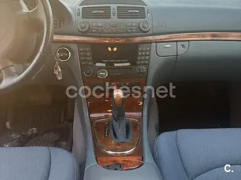 Usado Mercedes E320 Elegance 224 CV (164 kW) 2005 Azul Berlina