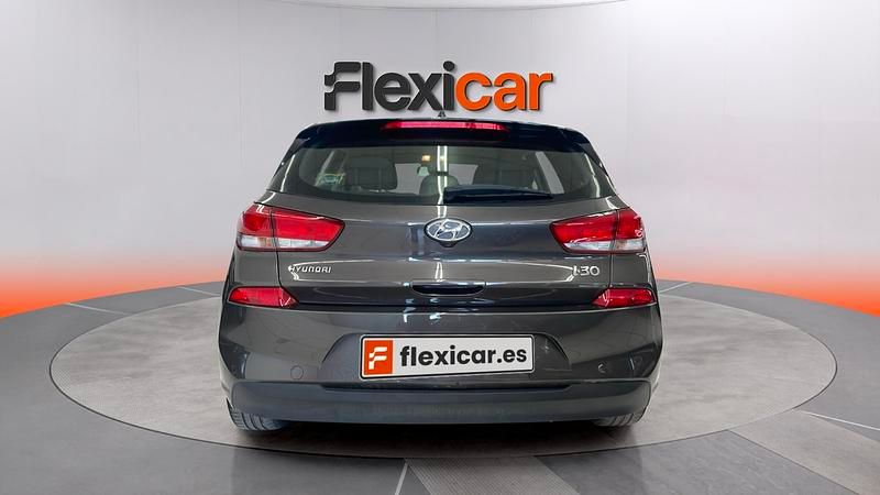 Usado Hyundai i30 GO! 120 CV (88 kW) 2017 Gris Berlina