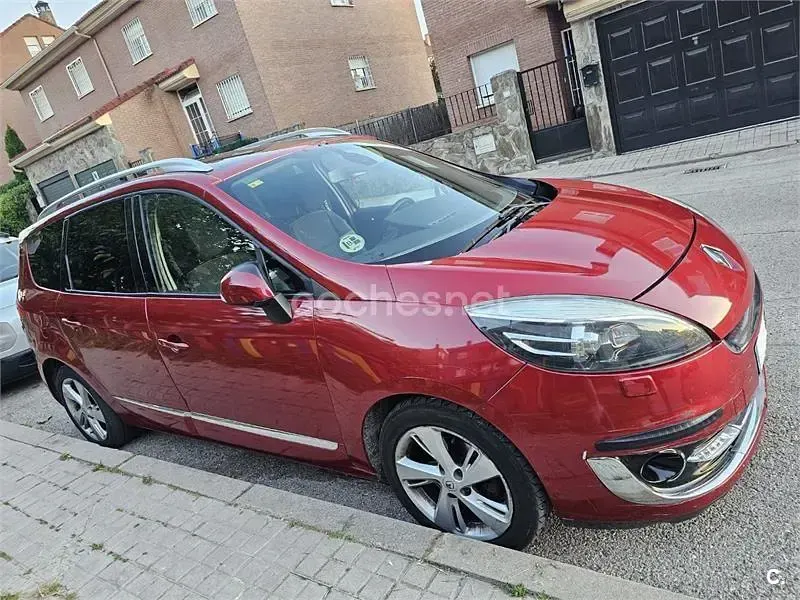 Usado Renault Scénic III Dynamique 130 CV (95 kW) 2013 Granate Monovolumen