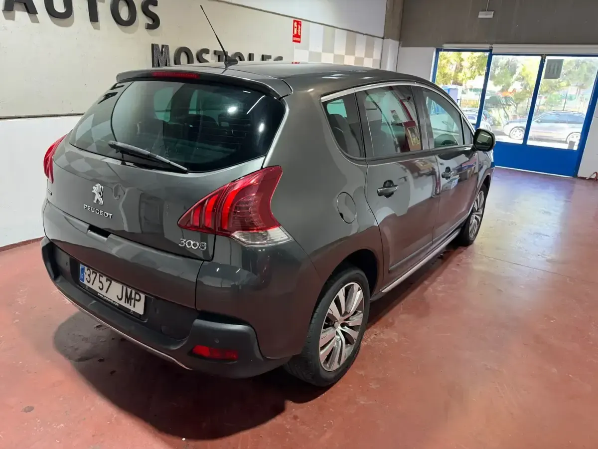 Usado Peugeot 3008 Style 120 CV (88 kW) 2016 Gris Berlina