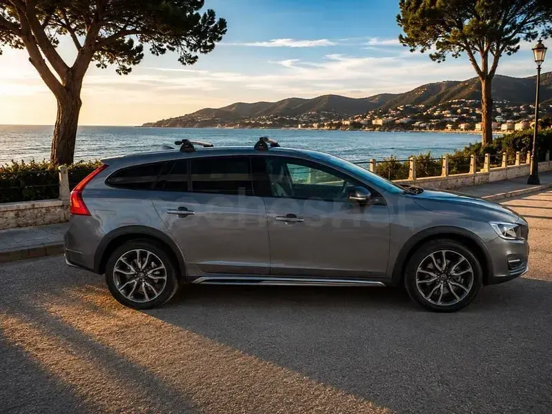 Usado Volvo V60 CC Summum 190 CV (139 kW) 2017 Gris / plata Familiar