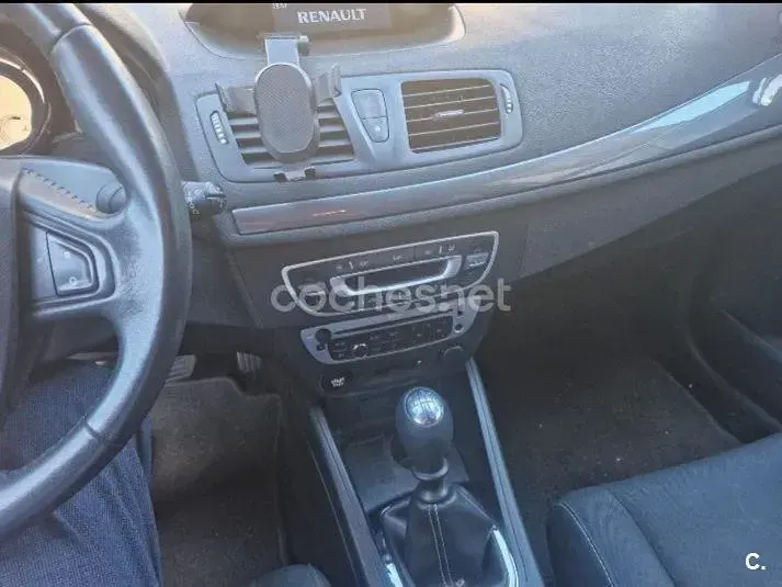 Usado Renault Mégane GrandTour LIMITED 115 CV (84 kW) 2015 Gris / plata Familiar
