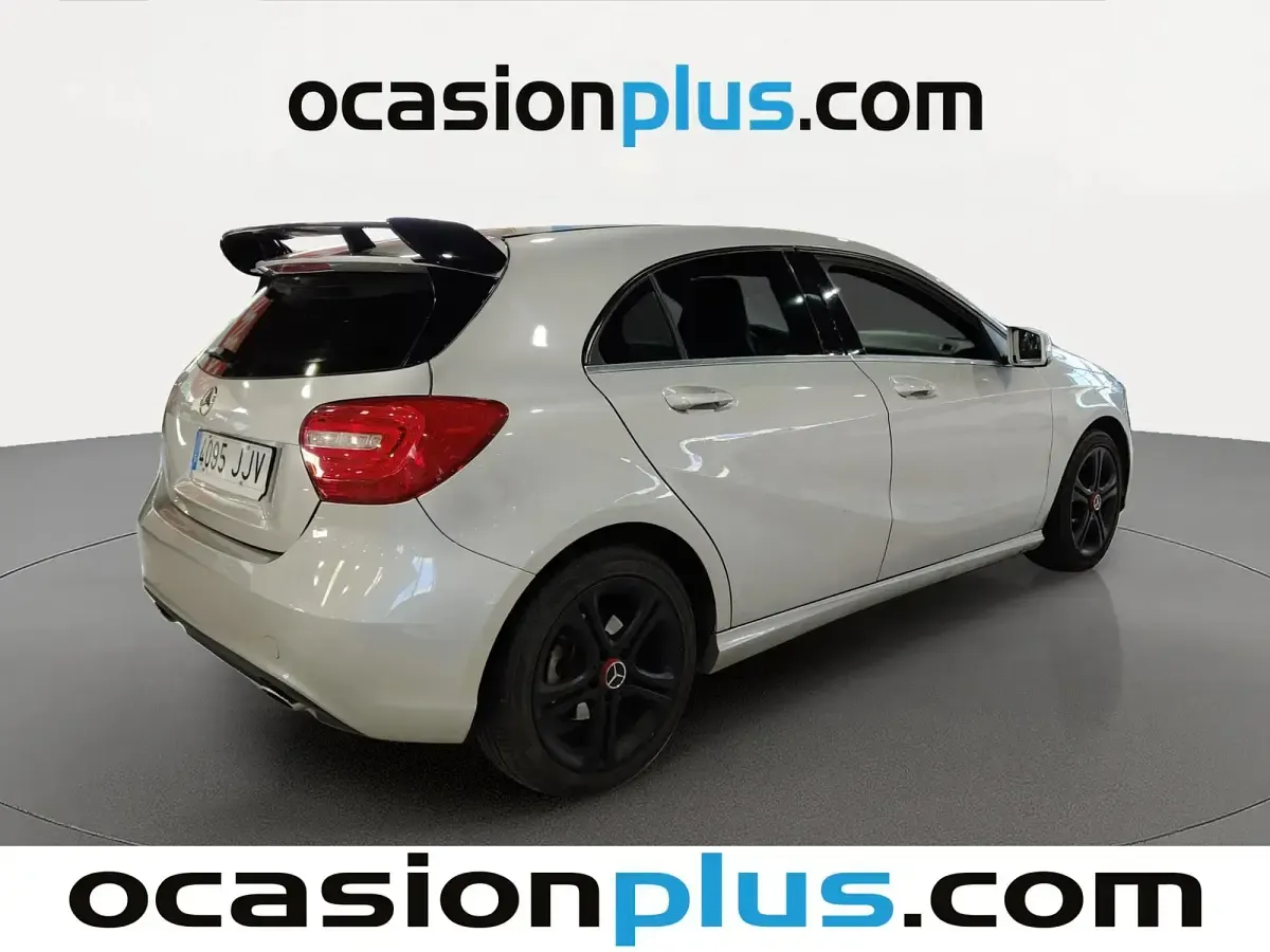 Usado Mercedes A180 Urban 109 CV (80 kW) 2015 Gris plata Utilitario