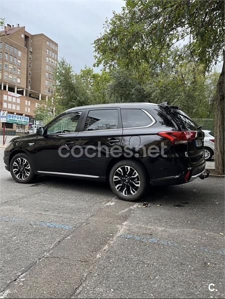 Usado Mitsubishi Outlander P-HEV 224 CV (164 kW) 2018 Negro SUV