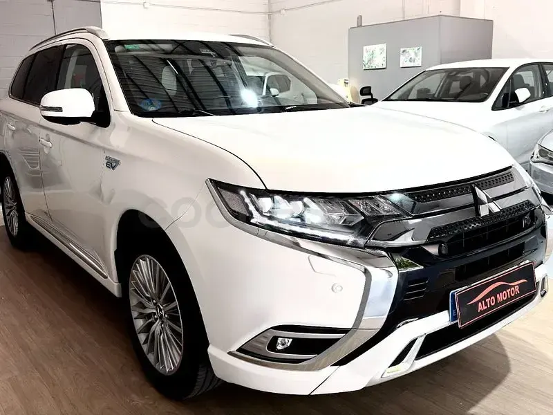 Usado Mitsubishi Outlander P-HEV 224 CV (164 kW) 2021 Blanco SUV