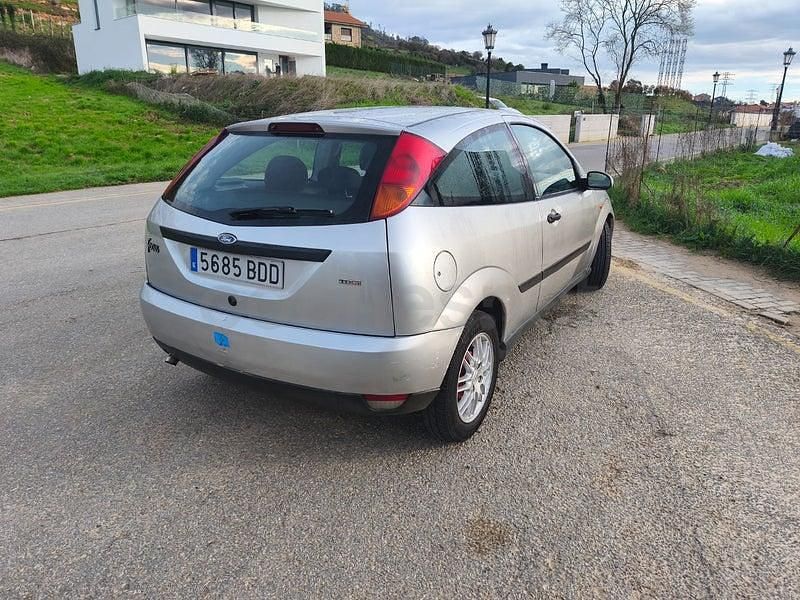 Usado Ford Focus Trend 90 CV (66 kW) 2000 Gris / plata Berlina