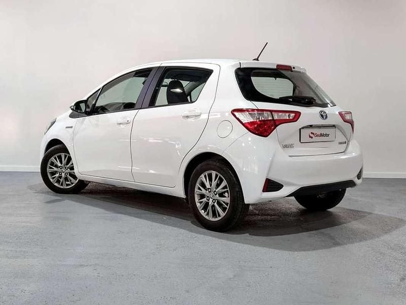 Usado Toyota Yaris Hybrid Active 99 CV (72 kW) 2020 Blanco Utilitario