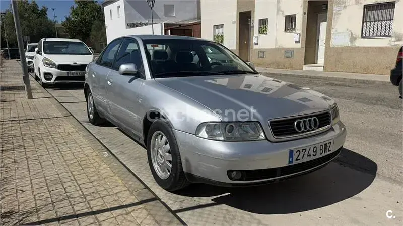 Usado Audi A4 110 CV (80 kW) 1999 Gris / plata Berlina