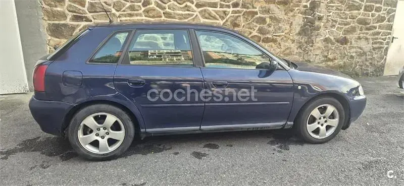 Usado Audi A3 Ambition 110 CV (80 kW) 2000 Azul Utilitario