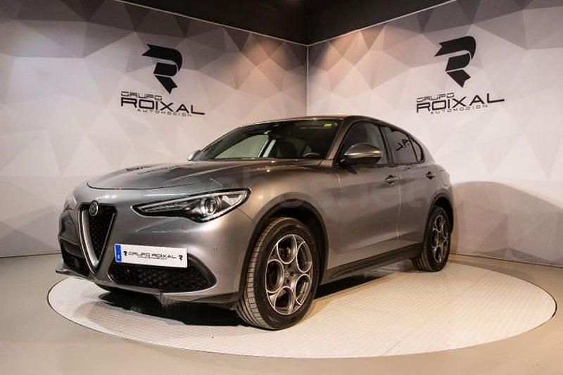 Usado Alfa Romeo Stelvio Sprint 190 CV (139 kW) 2020 Gris / plata SUV