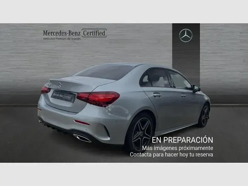 Usado Mercedes A180 AMG line 116 CV (85 kW) 2024 Plata hightech (metalizado) Berlina