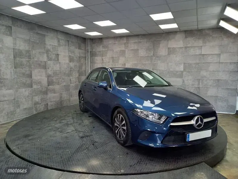 Usado Mercedes A180 Business 116 CV (85 kW) 2022 Azul Berlina