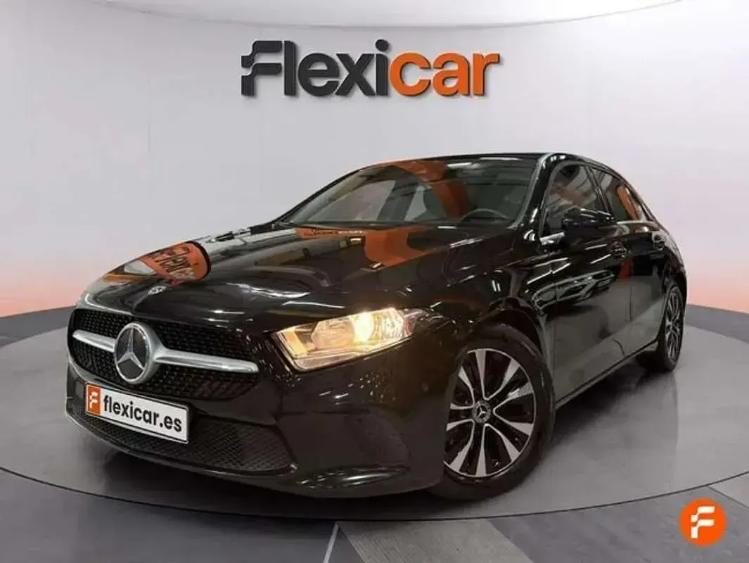 Usado Mercedes A180 109 CV (80 kW) 2020 Negro Utilitario