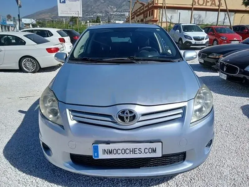 Usado Toyota Auris Active 132 CV (97 kW) 2013 Gris / plata Berlina
