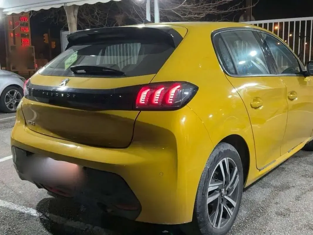 Usado Peugeot 208 Allure 100 CV (73 kW) 2020 Amarillo Utilitario