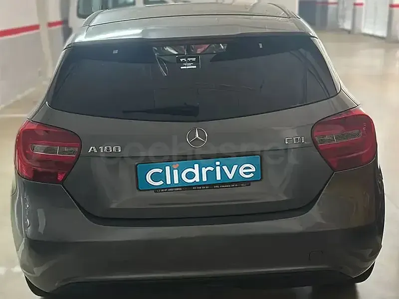 Usado Mercedes A180 Style 109 CV (80 kW) 2012 Gris / plata Utilitario
