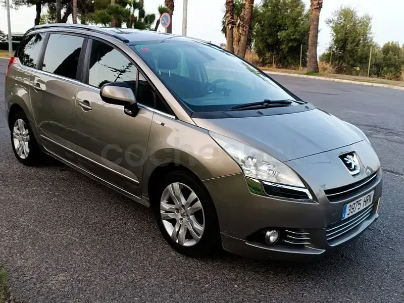 Usado Peugeot 5008 Style 115 CV (84 kW) 2013 Beige Monovolumen