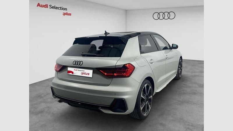 Usado Audi A1 Sportback Black Edition 110 CV (80 kW) 2024 Blanco glaciar (metalizado)/techo negro mito Utilitario