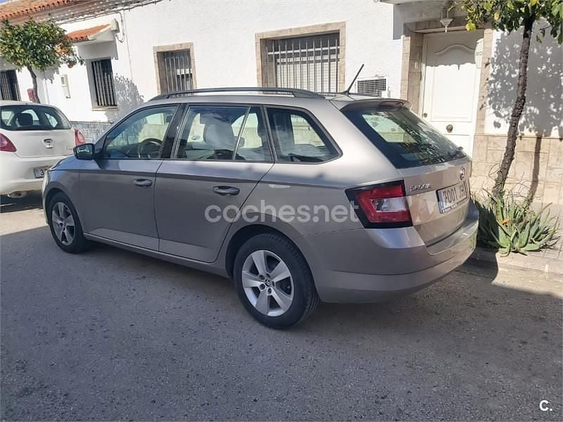 Usado Skoda Fabia Ambition 75 CV (55 kW) 2016 Amarillo Familiar