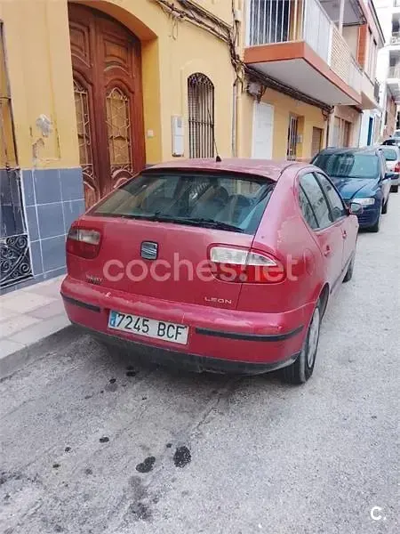 Usado Seat Leon 100 CV (73 kW) 2000 Rojo Utilitario