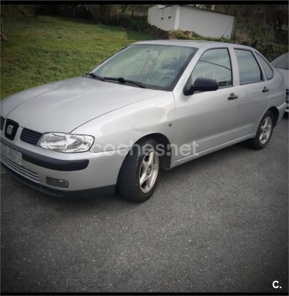 Gris / plata Usado 2002 Seat Cordoba Stella Berlina | 1700 € (Precio justo) - Imagen 1/4