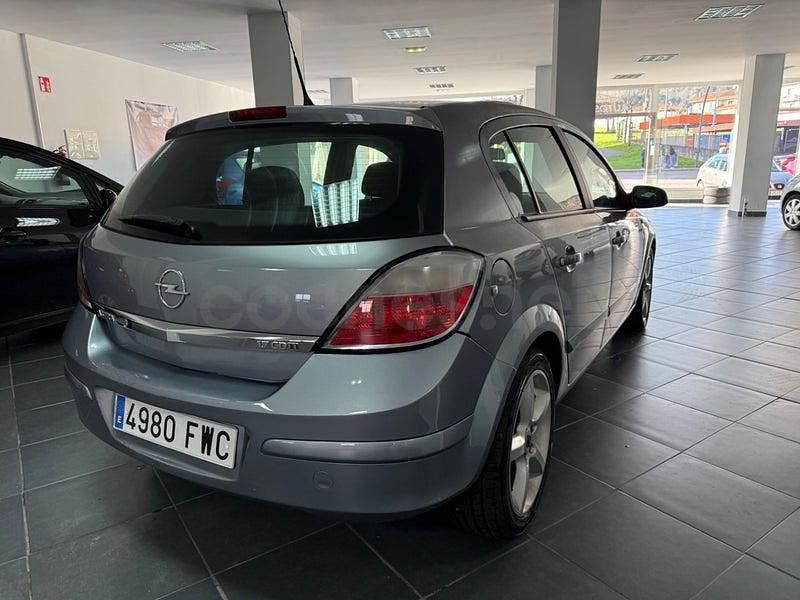 Usado Opel Astra Cosmo 100 CV (73 kW) 2006 Gris / plata Berlina