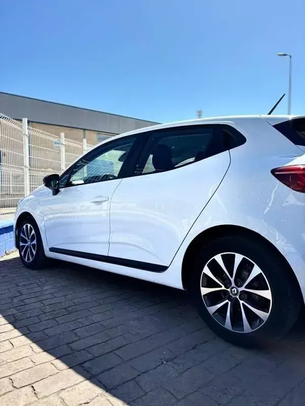Usado Renault Clio Intens 101 CV (74 kW) 2023 Blanco Utilitario