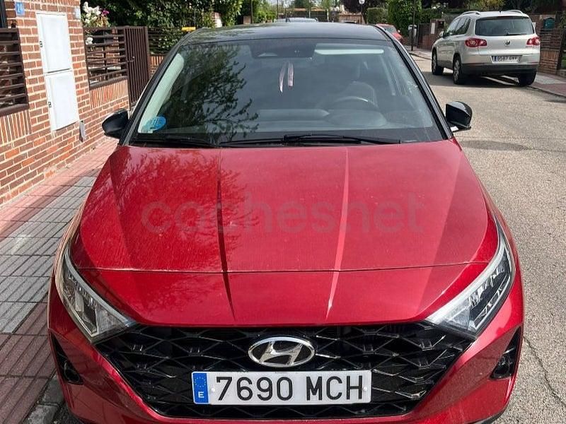 Usado Hyundai i20 100 CV (73 kW) 2022 Rojo Utilitario