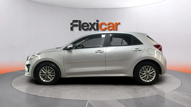 Usado Kia Rio 101 CV (74 kW) 2022 Gris Berlina