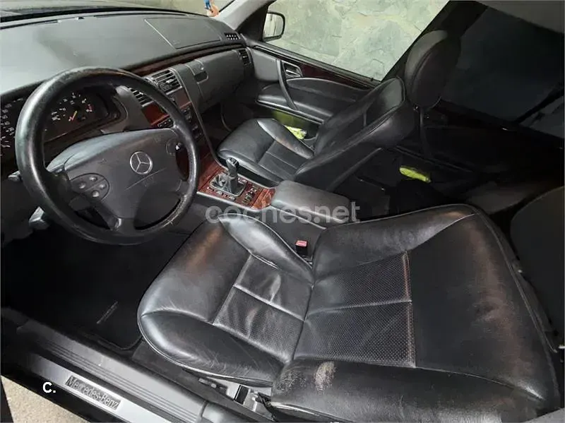 Usado Mercedes E270 Elegance 170 CV (125 kW) 2001 Azul Berlina