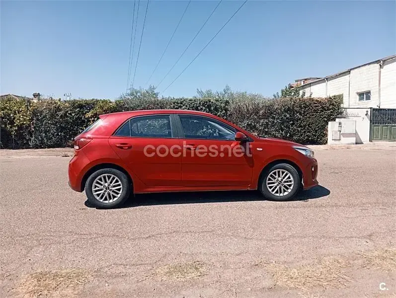 Usado Kia Rio 100 CV (73 kW) 2018 Rojo Berlina
