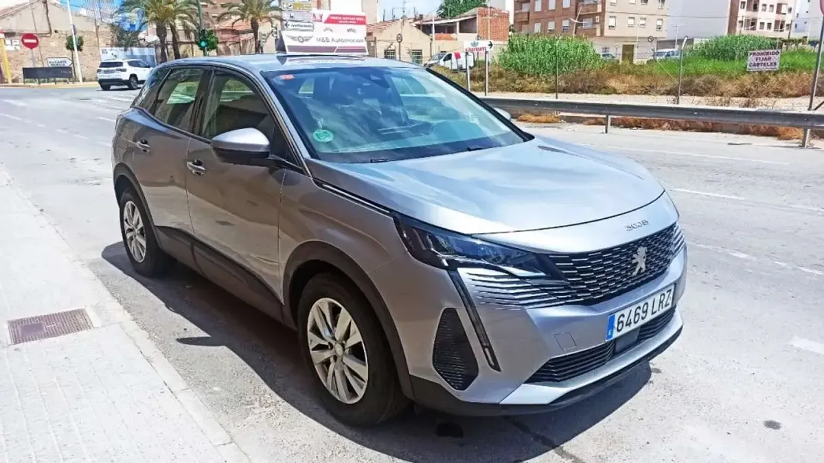 Usado Peugeot 3008 Active 131 CV (96 kW) 2021 Gris SUV
