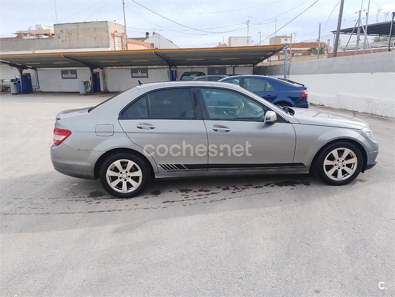 Usado Mercedes C200 Classic 122 CV (89 kW) 2008 Gris / plata Berlina