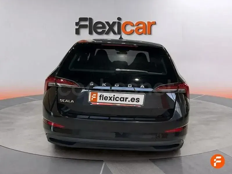 Usado Skoda Scala Sport 110 CV (80 kW) 2022 Negro Utilitario